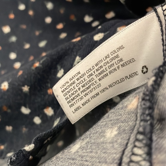 UNIVERSAL THREADS BLU FLOWER PRINT BUTTON UP SHORT SLEEVE TOP - Picture 6 of 6